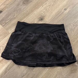 Black Lululemon camoflauge skirt size 4 regular